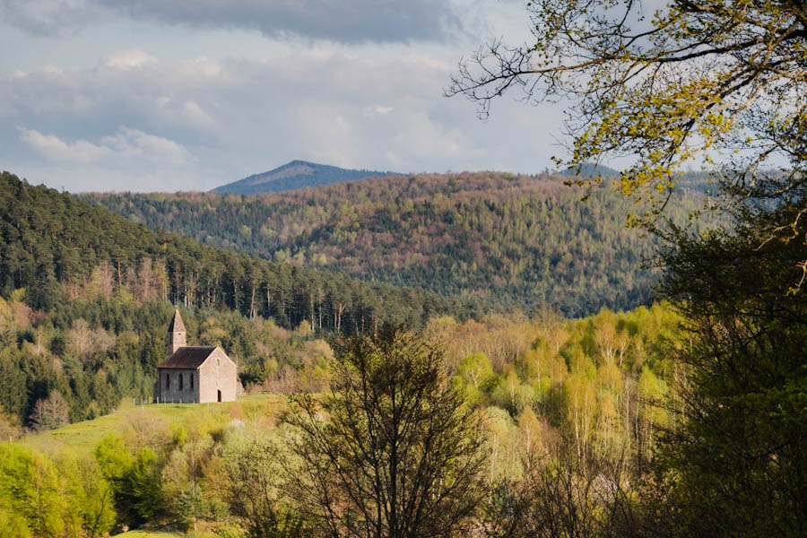 Mooie ligging van Saint Quirin Les Plus Beaux Villages de France mooiste dorpen Frankrijk - Reislegende.nl