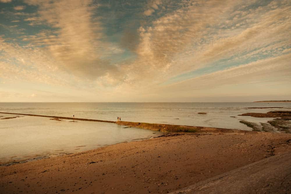 Strand bij voortoren Phare des Baleines op Ile de Re Frankrijk - Reislegende.nl