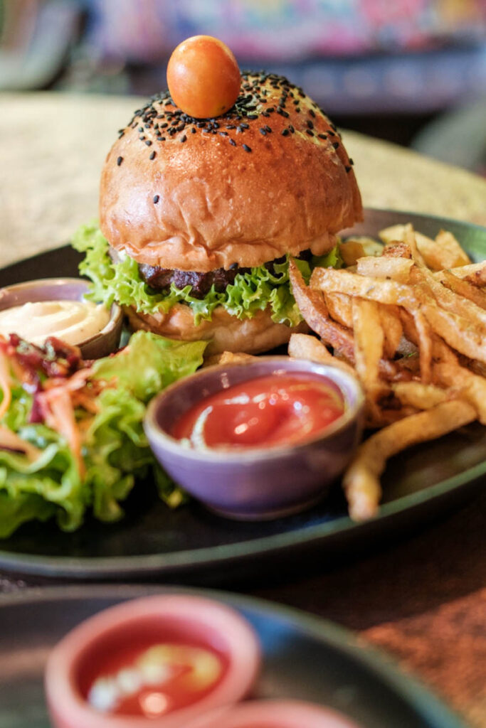 Lekker eten in Ubud Bali Bohemia hamburger - Reislegende.nl