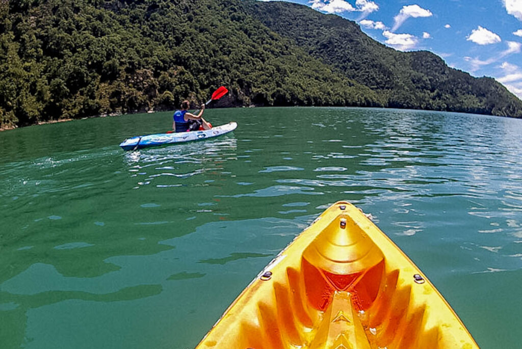 Kayakken op Pantà de la Baells in Catalonië - Reislegende.nl