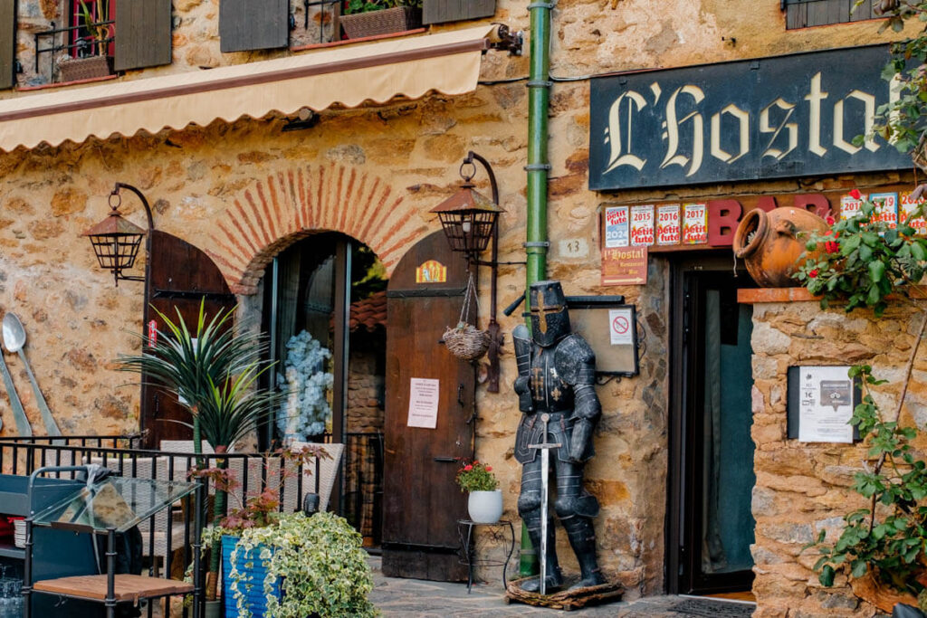 Mooie dorpen Castelnou Les Plus Beaux Villages de France Zuid-Frankrijk Reislegende