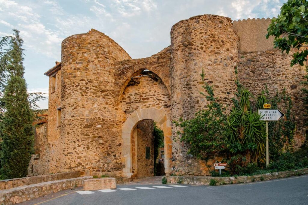 Stadspoort Castelnou in Zuid-Frankrijk Reislegende