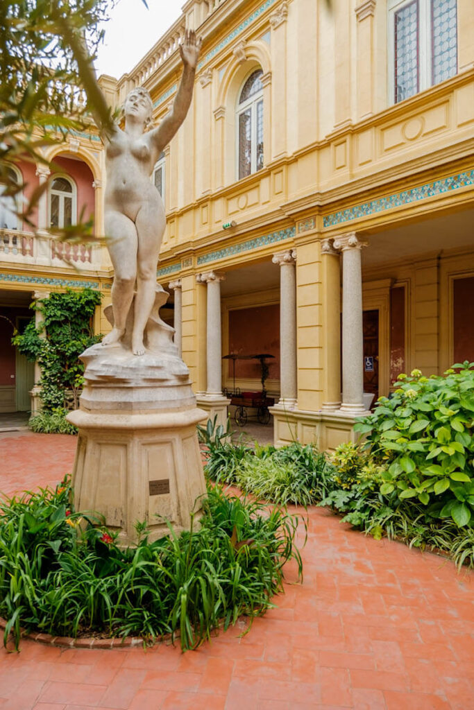 hotel pams binnentuin stadswandeling door Perpignan Reislegende