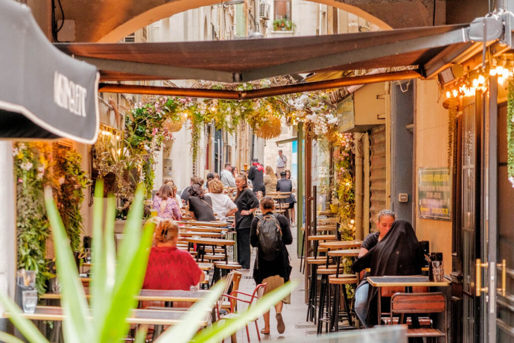 stadswandeling door Perpignan gezellige terrassen Reislegende