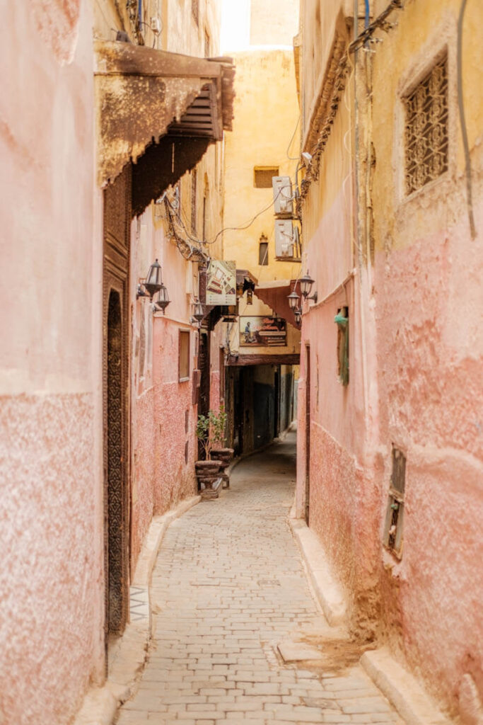 Afgelegen smalle straatjes in Fez medina Marokko Reislegende