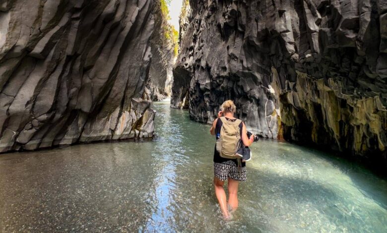 Alcantara wandelen door het water in de kloof Sicilie Reislegende