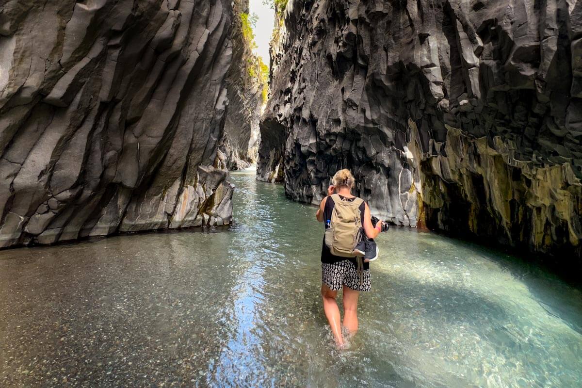 Alcantara wandelen door het water in de kloof Sicilie Reislegende