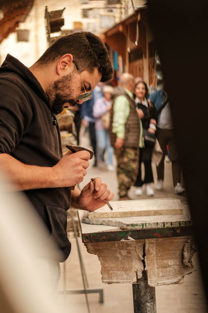 Ambachtslieden aan het werk in Fez medina Marokko Reislegende