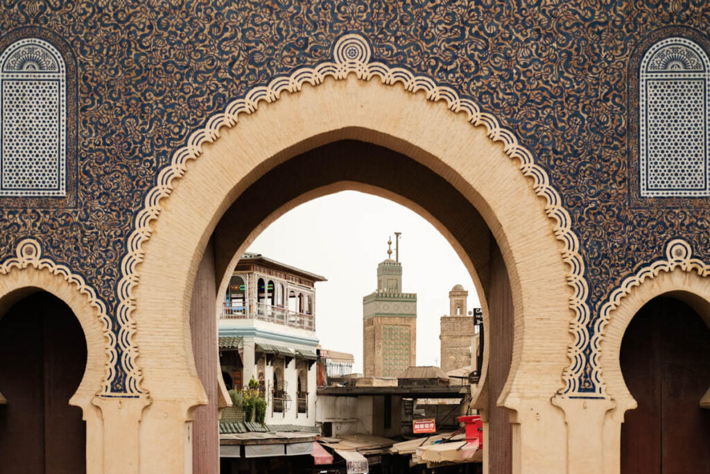 Bab Boujloud Fez blauwe poort Marokko Reislegende