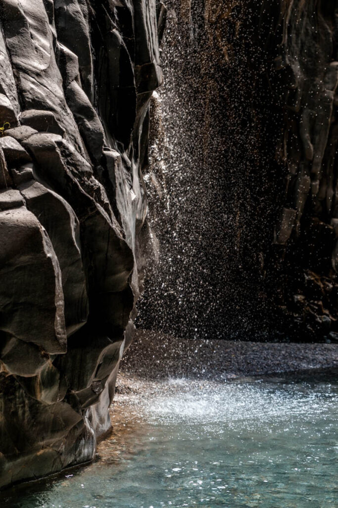 Door het water lopen in de Alcantara kloof Sicilie Reislegende