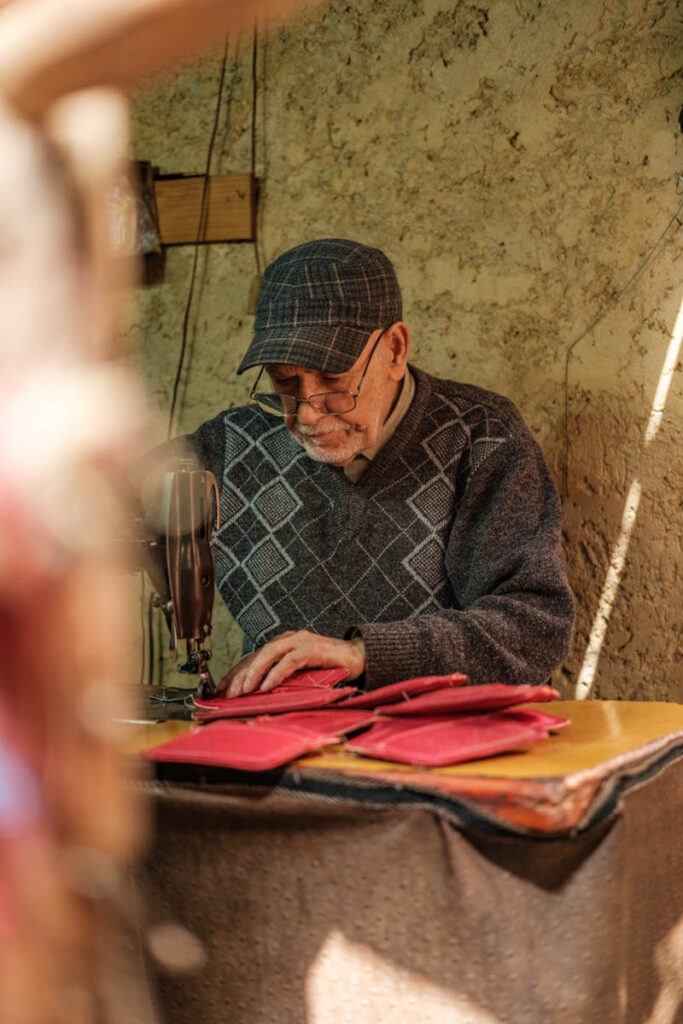 Kleermaker in Fez medina Marokko Reislegende