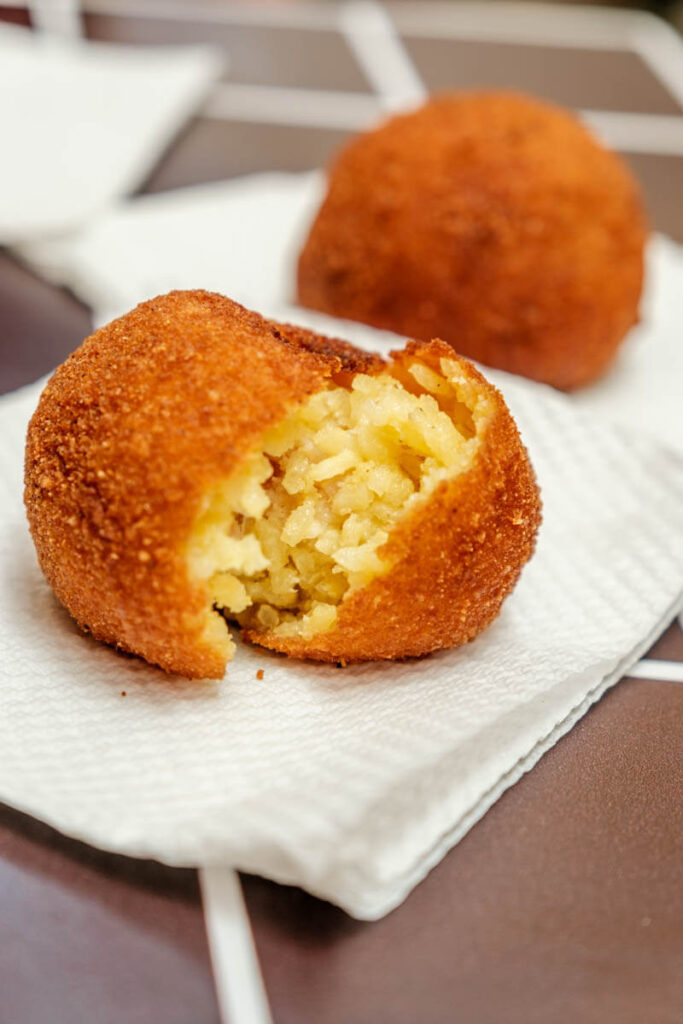 Lekkerste Arancini in Ortygia Syracuse Sicilie Reislegende