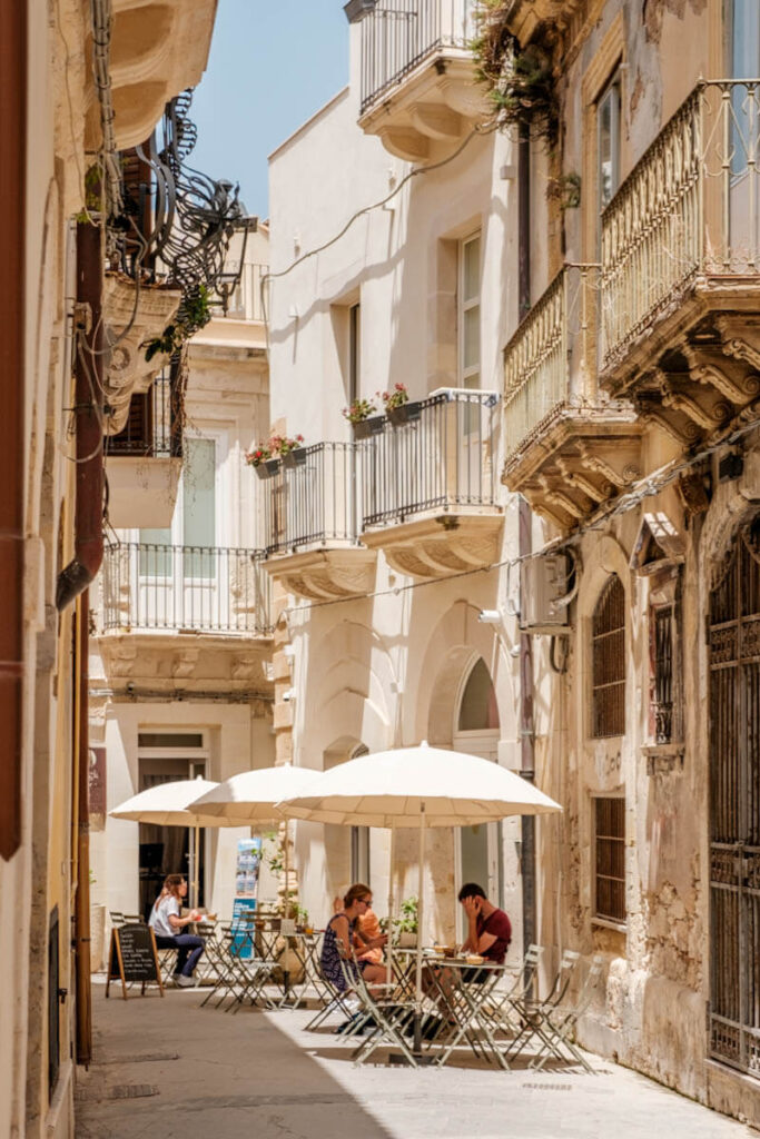 Leuke straten in Ortigia Syracuse Via Dione Sicilie Reislegende