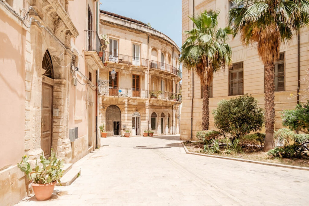 Ortigia Via Dei Mergulensi Siracusa stadswandeling Sicilie Reislegende