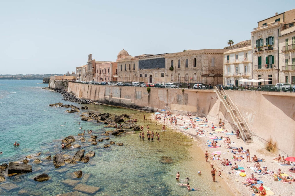 Ortygia Syracuse Spiaggia di Cala Rossa stadswandeling Sicilie Reislegende