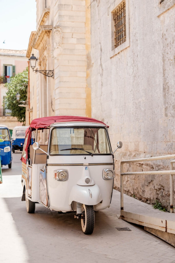 Ortygia Syracuse tuk tuk Sicilie Reislegende