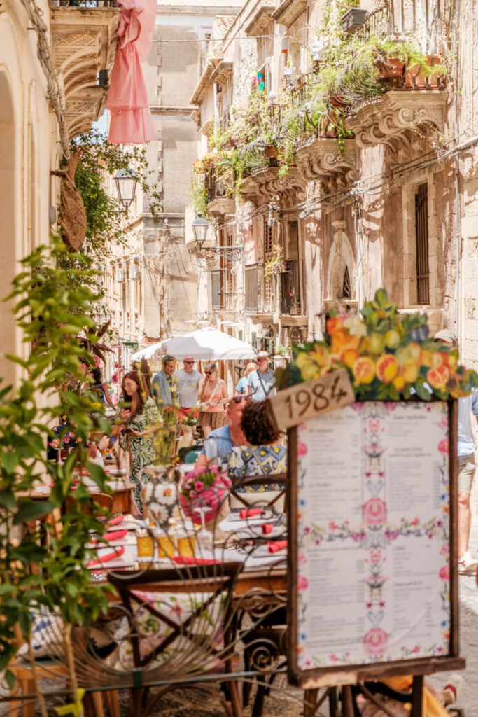 Ortygia leuke straatjes Via Capodieci Siracusa Sicilie Reislegende