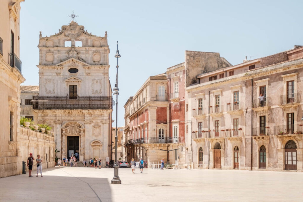 Santa Lucia alla Badia Chiesa di Santa Lucia alla Badia Ortigia Siracusa stadswandeling Sicilie Reislegende