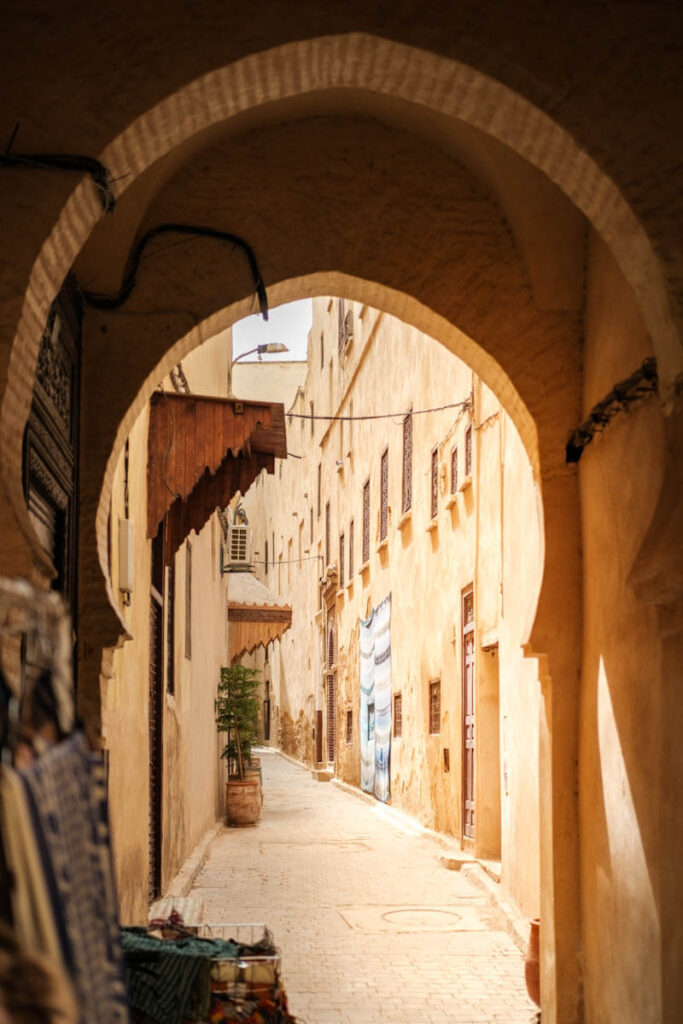 Smalle steegjes in Fez medina Marokko Reislegende