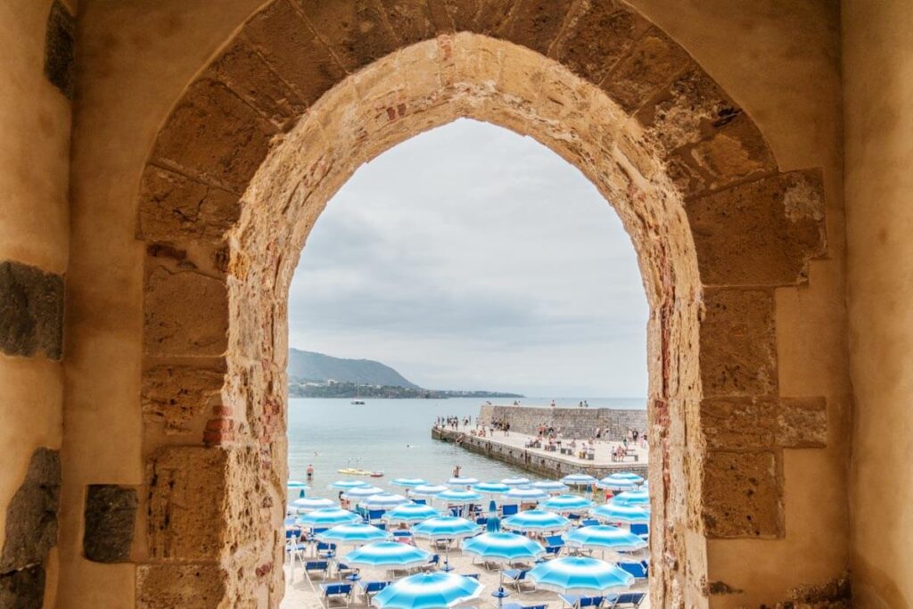 The White Lotus filmlocaties op Sicilie Cefalu pier Reislegende