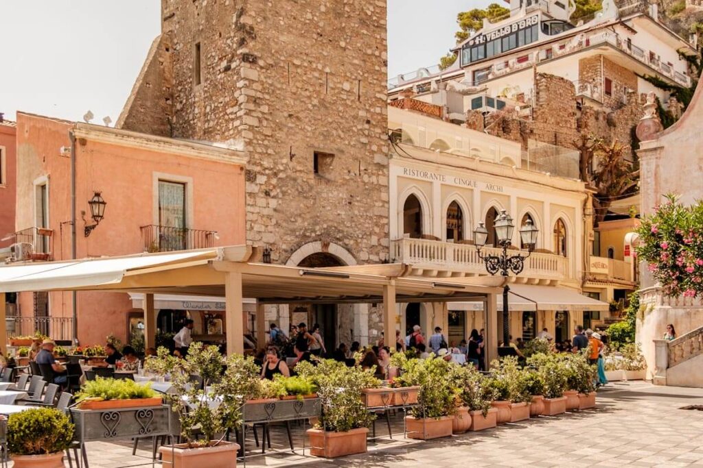 The White Lotus filmlocaties op Sicilie stadspoort Taormina Reislegende