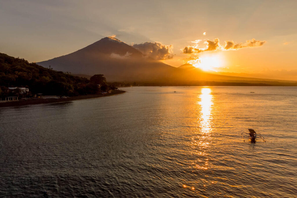 Gunung Agung zonsondergang Amed Reislegende