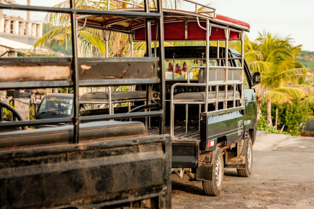 Vervoer op Nusa Lembongan taxi pick up truck Bali Reislegende