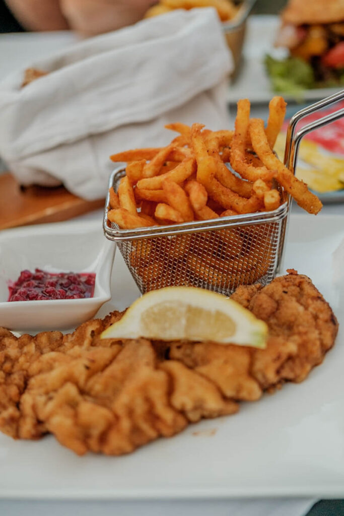 Wienerschnitzel in Bregenz Oostenrijk Reislegende