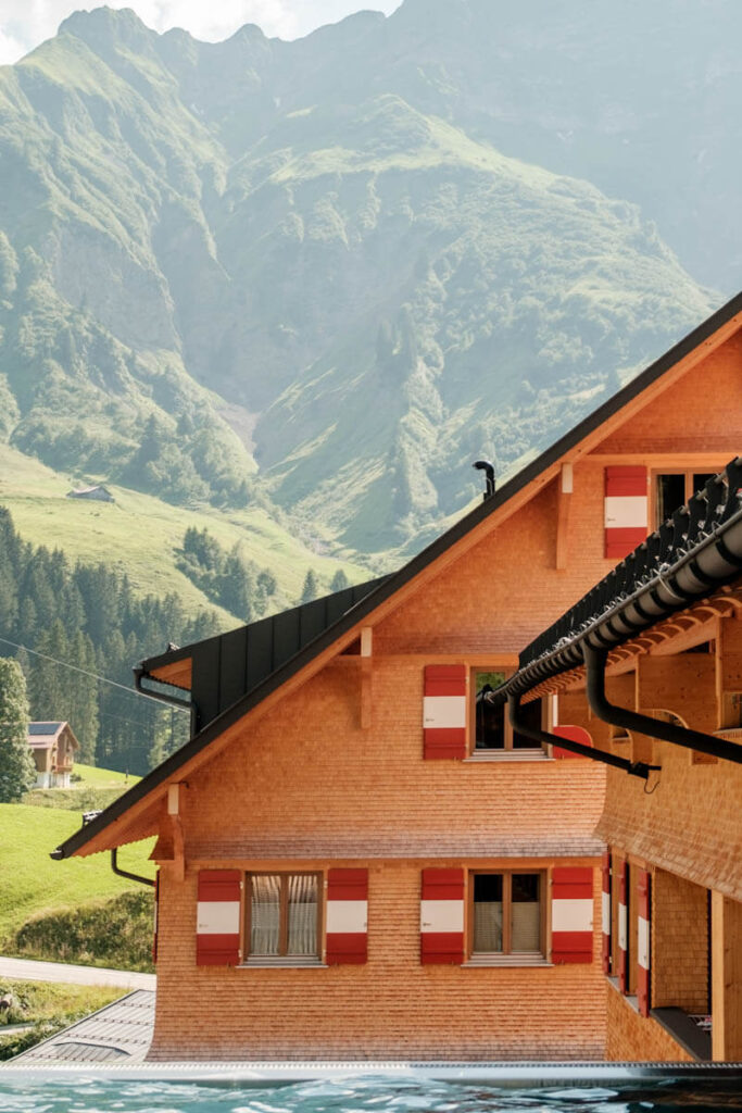 Zomer in Bregenzerwald Berghaus zwembad Reislegende