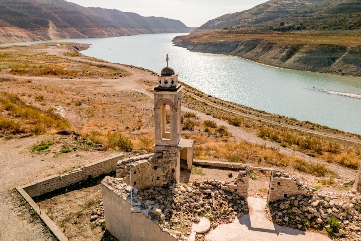 Alassa kerk van Saint Nicholas Kouris stuwmeer Cyprus