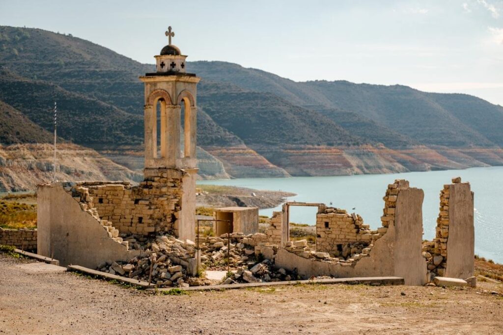 Kerkje in water op Cyprus bij stuwmeer