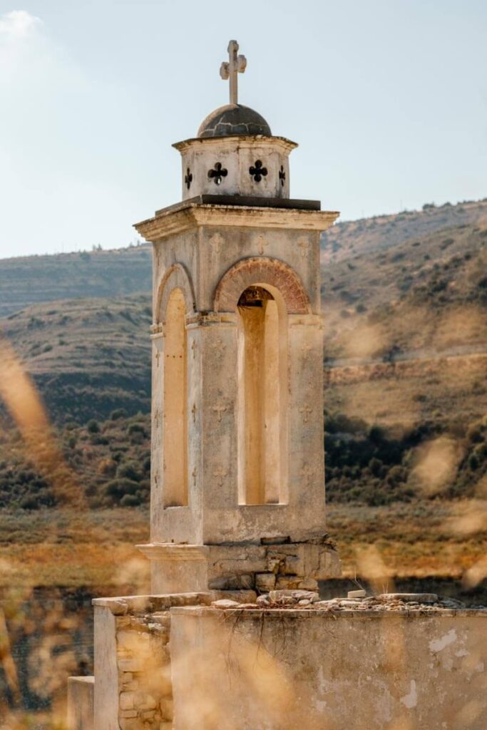 Klokkentoren van gezonken kerkje Saint Nicholas Kouris stuwmeer Cyprus