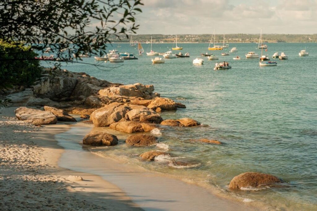 Mooie stranden van Beg Meil in Fouesnant Bretagne Frankrijk Reislegende