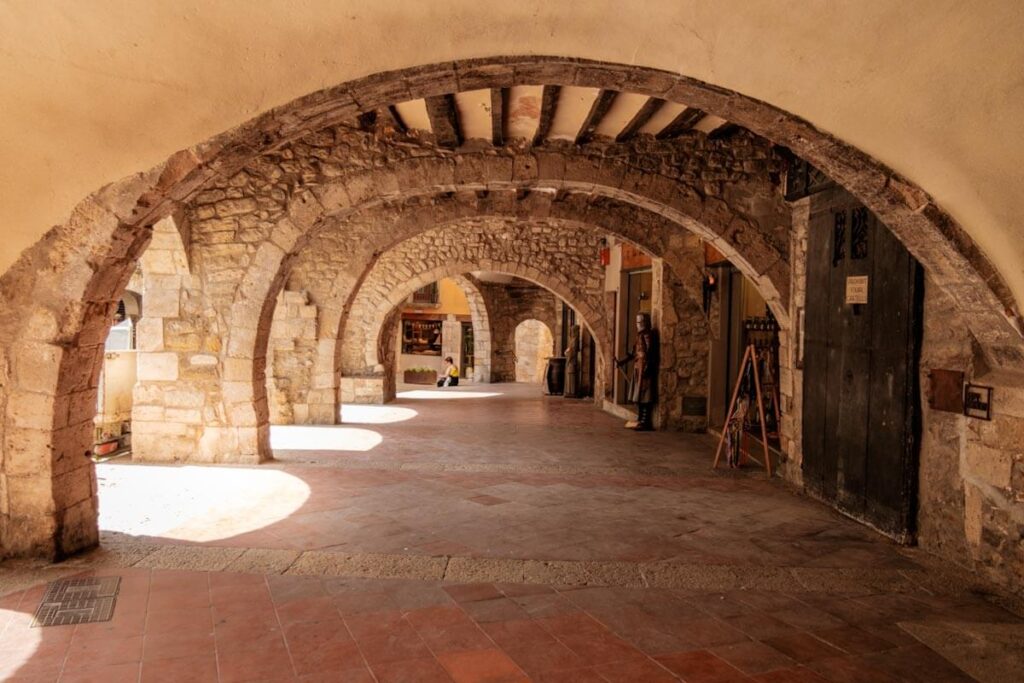 Oude gewelven Besalu Spanje Catalonie Reislegende