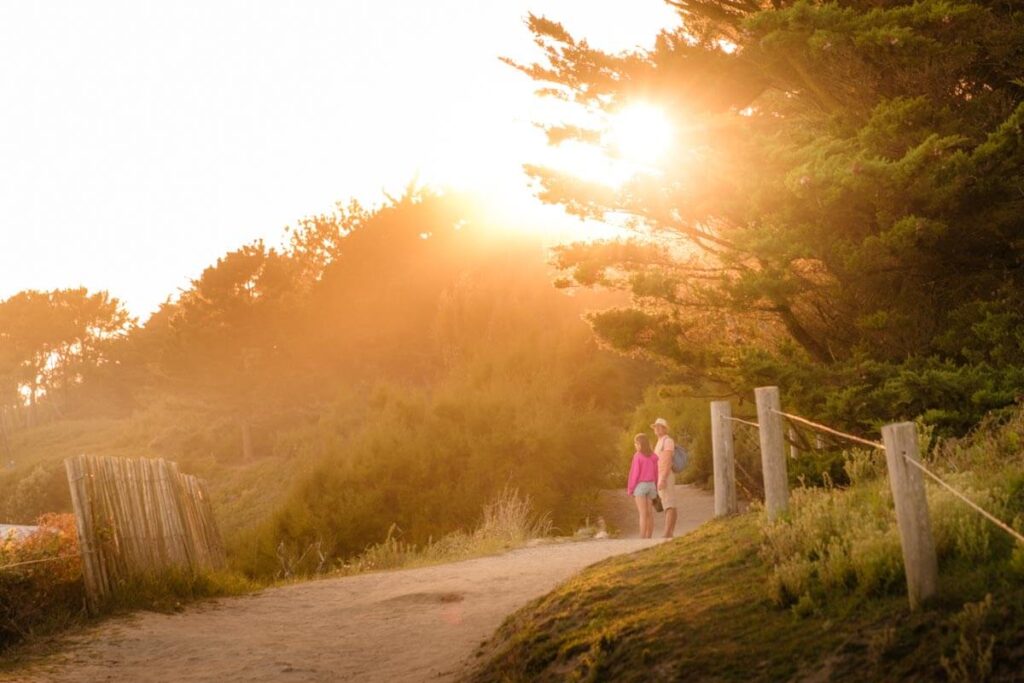 Wandelpad langs verborgen baaien Beg Meil Bretagne Frankrijk Reislegende