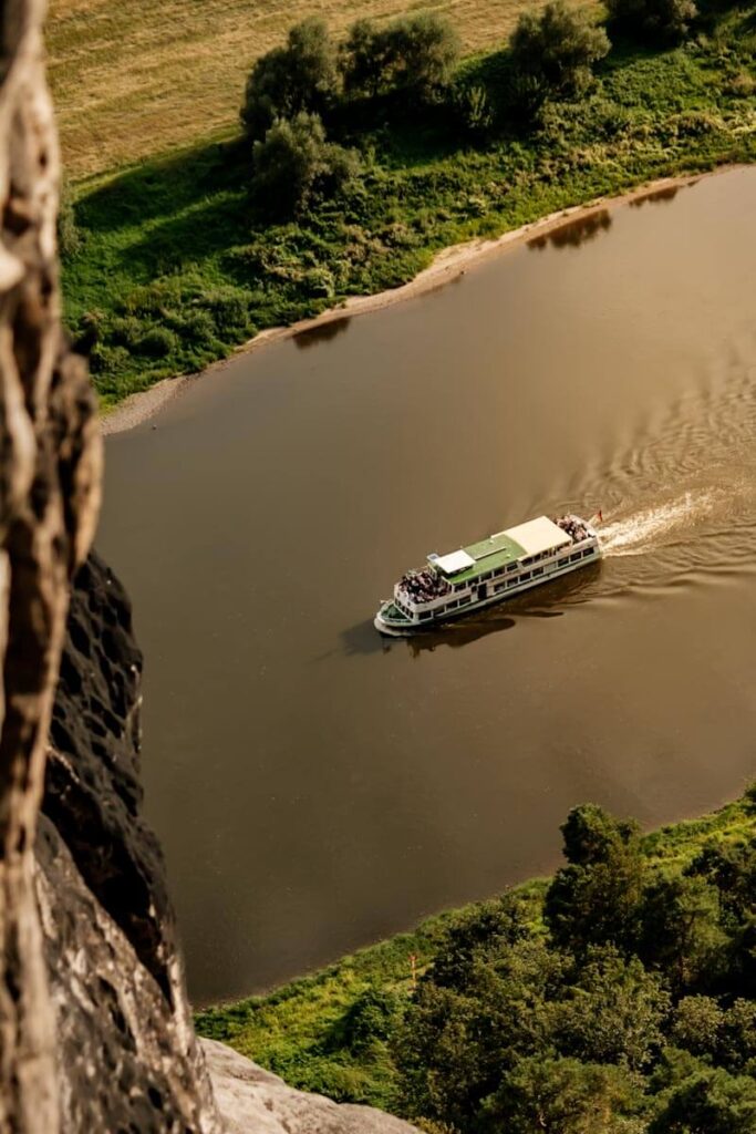 Zicht op de Elbe vanaf Basteibrug in Saksisch Zwitserland Reislegende