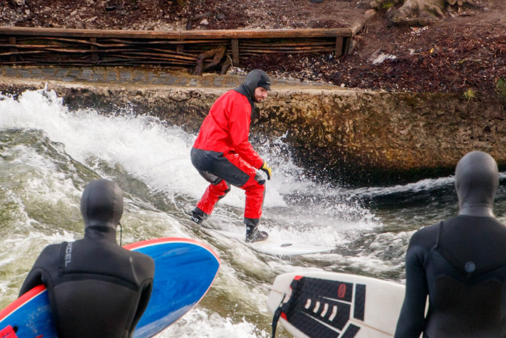 Eisbachwelle Munchen surfen in de stad Reislegende