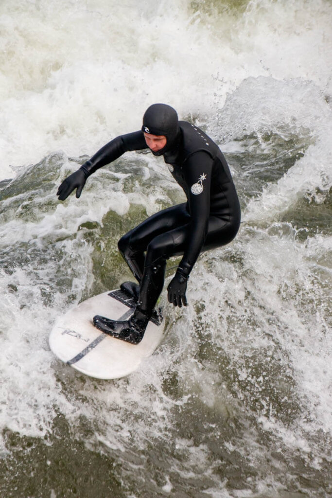 Eisbachwelle Munchen surfen op rivier Reislegende