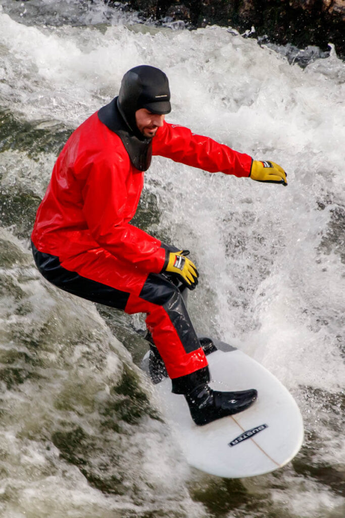 Eisbachwelle surfen Munchen Reislegende