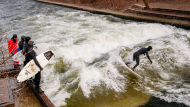 Eisbachwelle surfen op de Eisbach in Munchen Reislegende