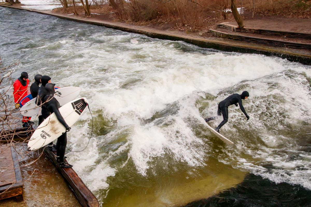 Eisbachwelle surfen op de Eisbach in Munchen Reislegende