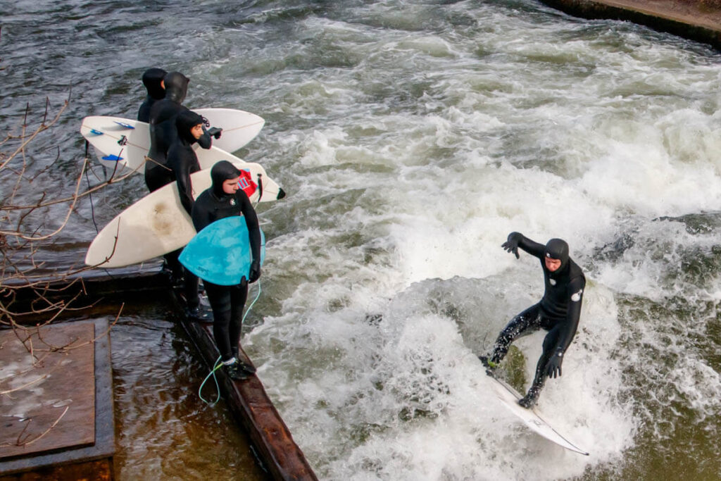 Surfen Munchen Eisbachwelle Reislegende