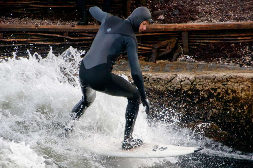 Surfen op de Eisbachwelle in Munchen Reislegende