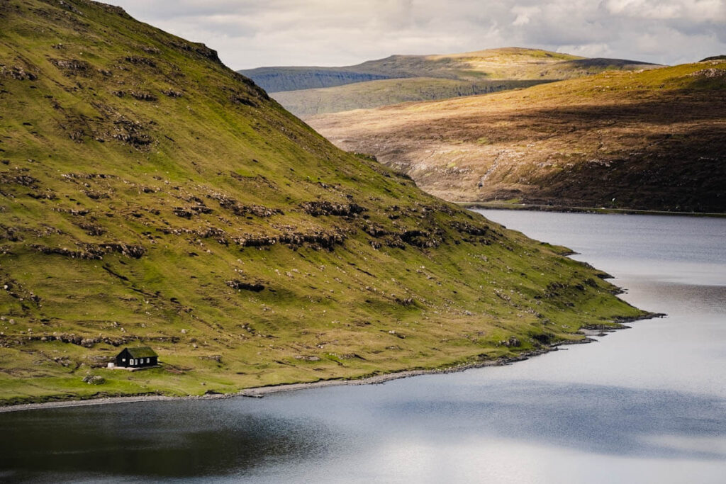 Wandeling Leitisvatn op Vagar Faeroer eilanden Reislegende