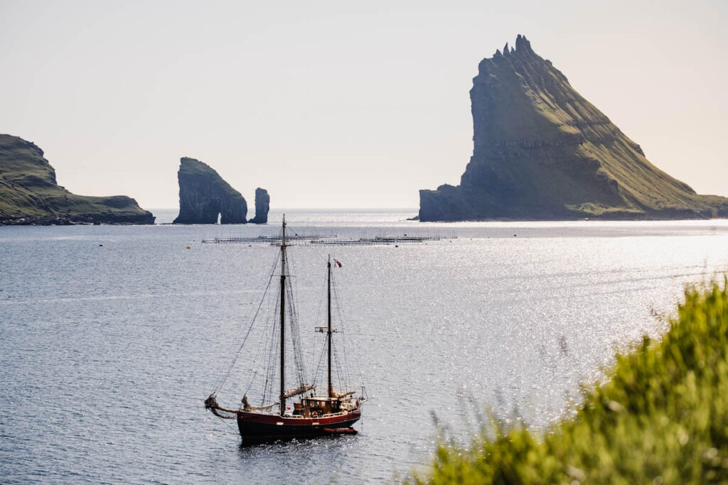 Zicht op Tindholmur vanuit Bour op Faeroer eiland Vagar Reislegende